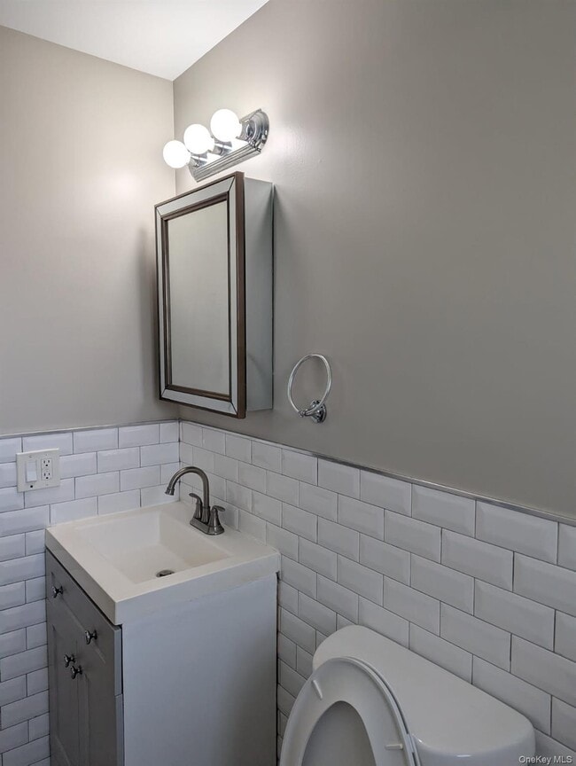 Building Photo - 11A Hemlock Dr