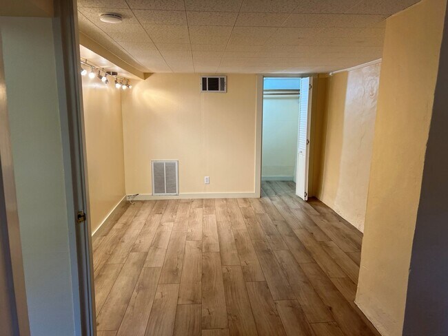Foto del edificio - Adorable one bedroom apartment in downtown Grass Valley! Private parking, washer and dryer in unit.