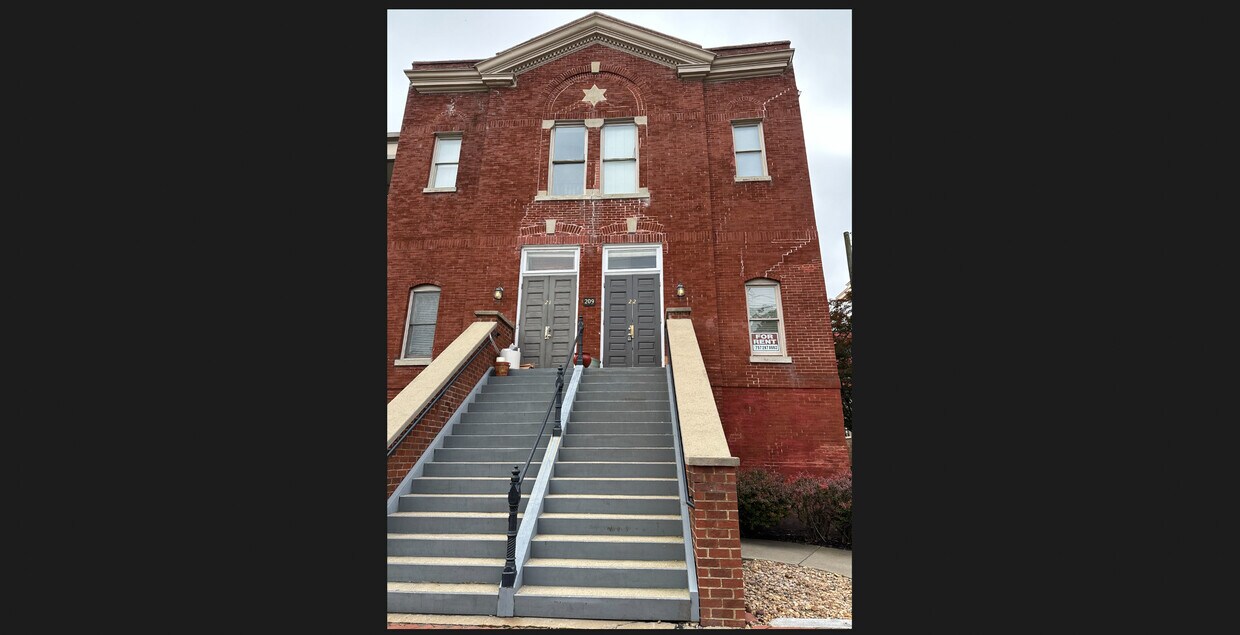 Front of Building - 209 N 19th St