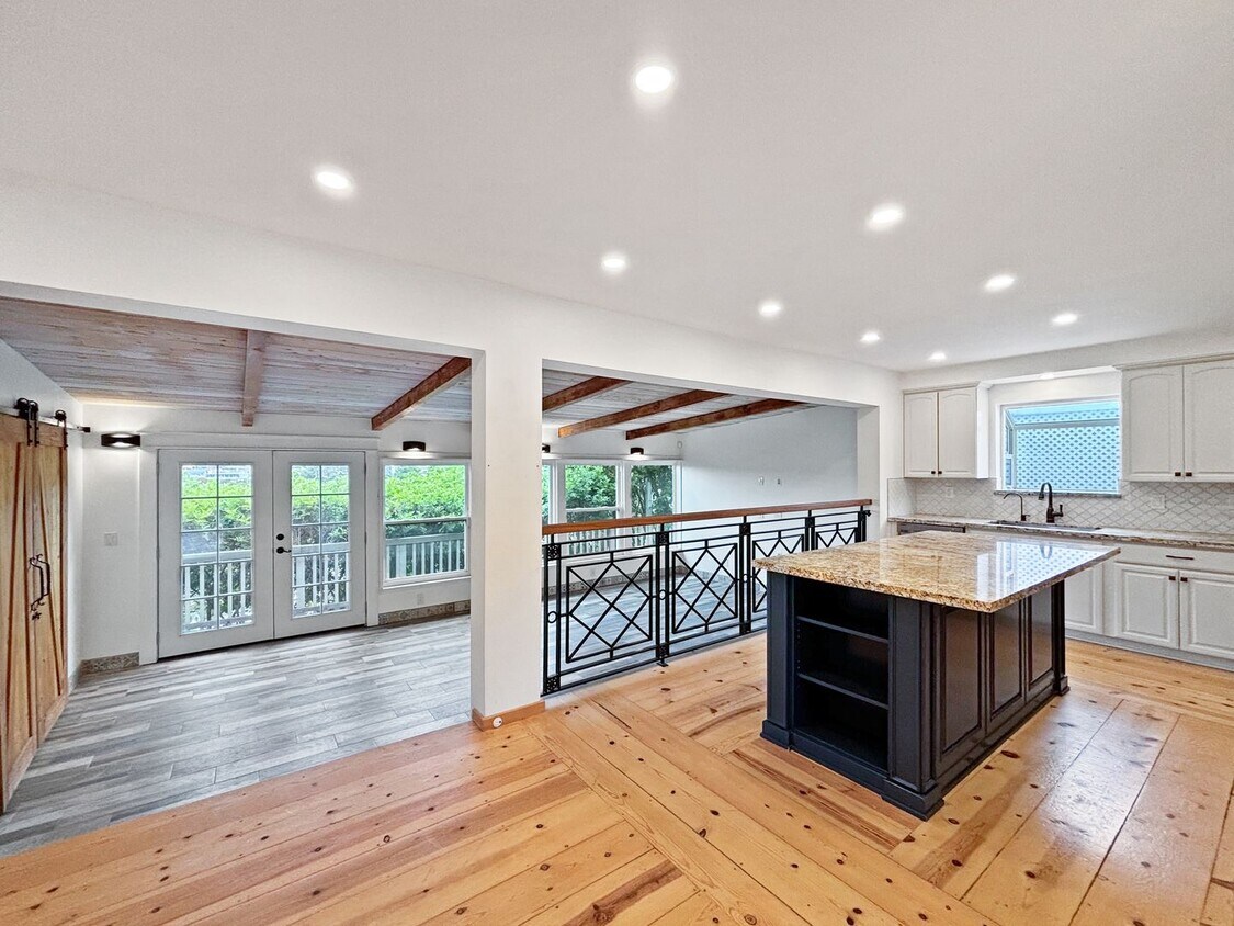 Primary Photo - Charming & Spacious 3B/2BA House in La Mes...