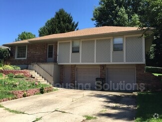 Building Photo - 304 SW Canterbury Rd