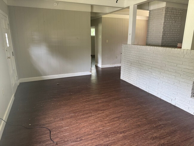 Livingroom - 907 Hill N Dale Dr