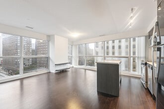 Building Photo - 386 Yonge St