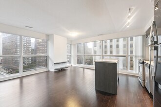 Building Photo - 386 Yonge St