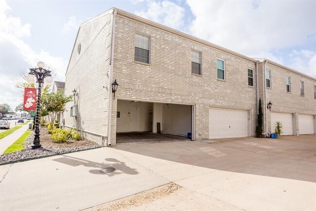 Building Photo - 3780 Tanglewilde St