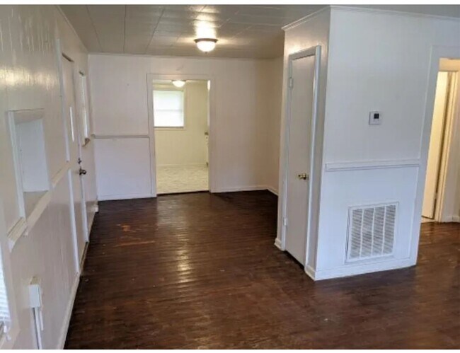 Foto del edificio - Charming 2-Bedroom Home in the Heart of Bu...