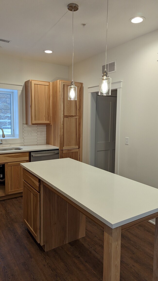 Enorme isla con asientos. - 415 14th Ave SW