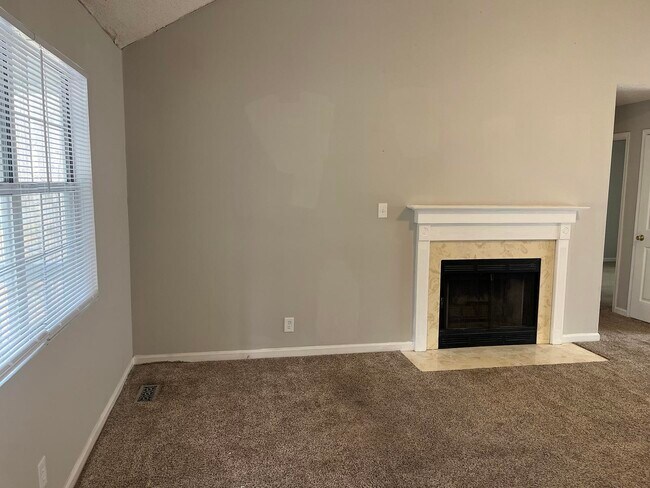 Foto del edificio - 1239 Santa Fe Trail