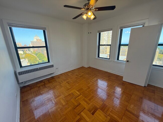 Building Photo - 6230 N Kenmore Ave