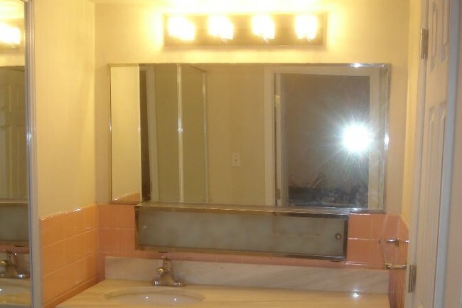Tocador - 1440 N St NW