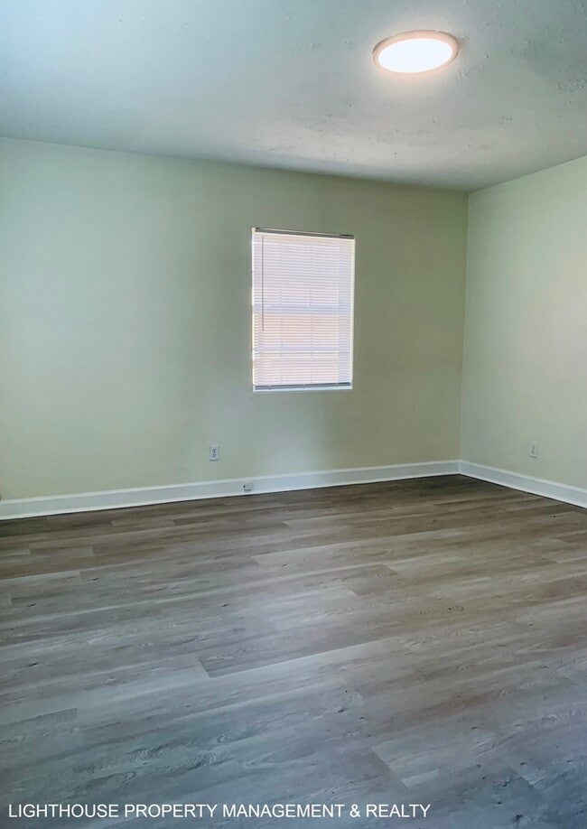 Building Photo - Cozy 3 Bed/1.5 Bath Home with Detached Gar...