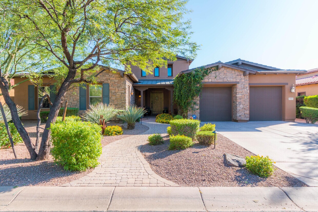 Primary Photo - 9425 E Desert Village Dr