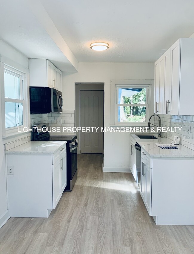 Building Photo - Cozy & Fully Renovated 3 Bed/1 Bath Home w...