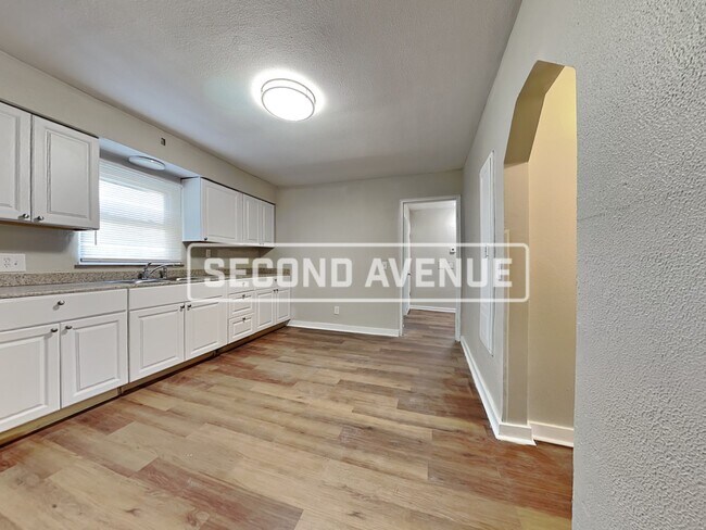 Building Photo - 5564 Raceview Ave