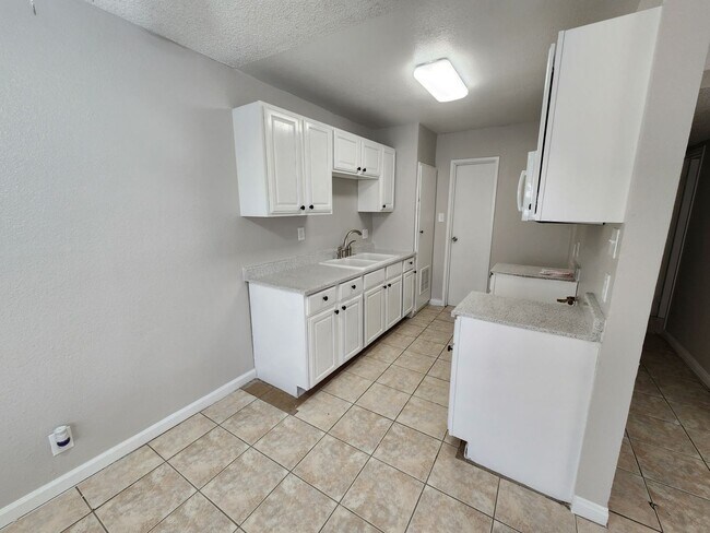 Foto del edificio - 1705 Breckenwood Ct