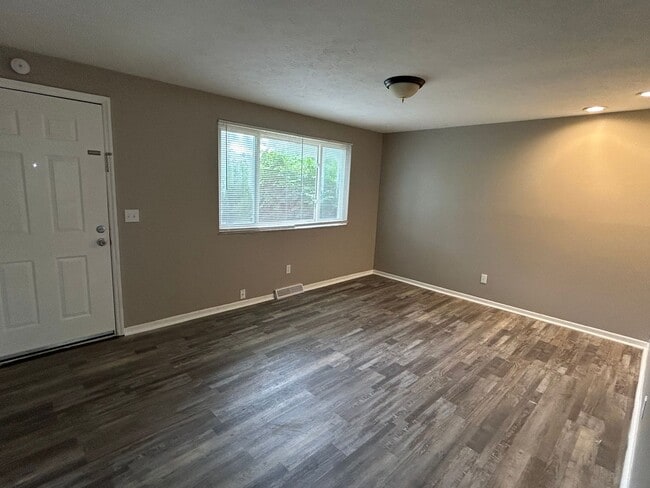 Building Photo - 3 Bedroom House