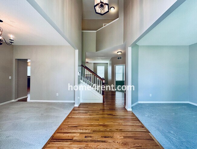 Foto del edificio - Wood Floors, Open Layout, Plenty of Natura...