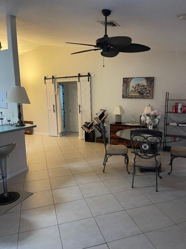Foto del edificio - 412 SW Sansom Ln