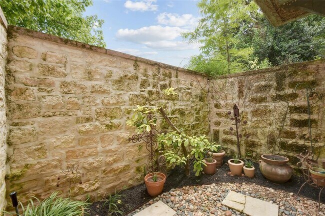 Building Photo - 1529 Barton Springs Rd