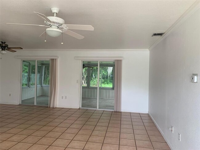 Foto del edificio - 18356 Robinson Ave