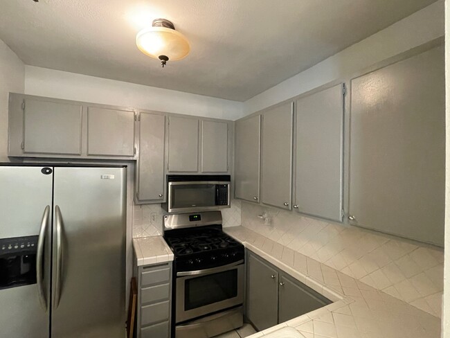 Kitchen, microwave, stove and refrigerator - 535 Magnolia Ave