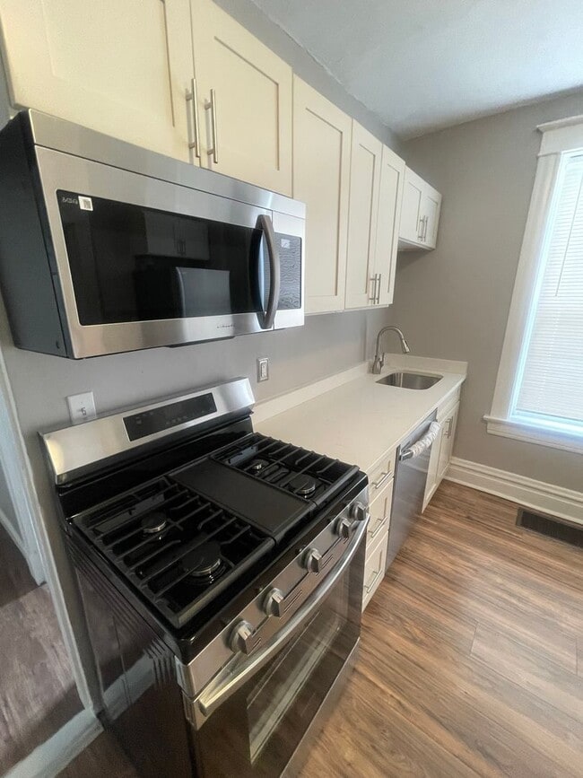 Building Photo - Coming Soon! One Bedroom Apartment with Wa...