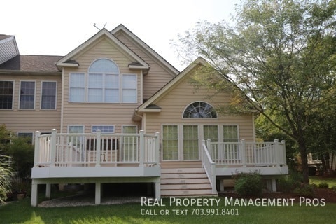Building Photo - Beautifully Updated Townhome In Dominion V...