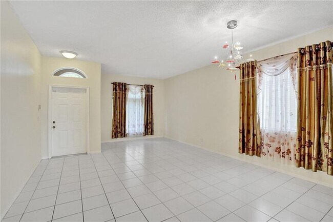 Building Photo - 4045 Banyan Trails Dr