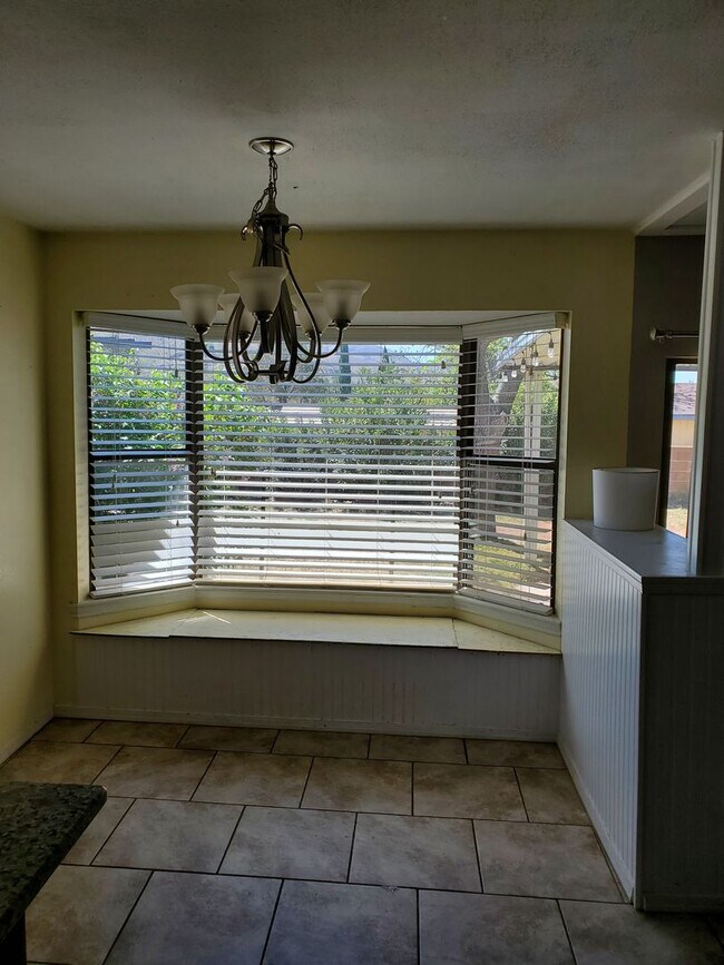 Foto del edificio - 3 Bedroom, 2 Bath with large fenced in bac...