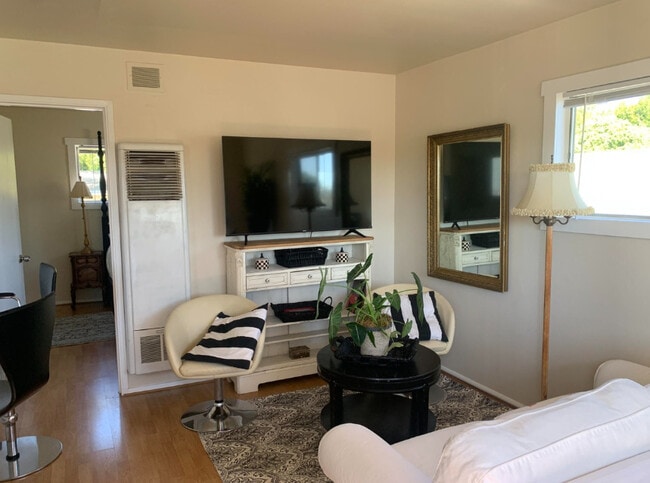 Building Photo - 2528 De La Vina St