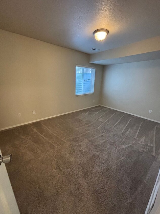 Foto principal - 4 Bedroom, 2.5 Bath Townhome in Greeley