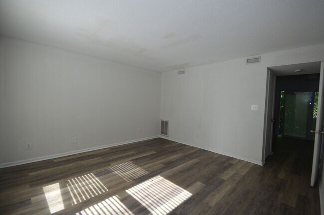Building Photo - 1210 Carlton Ave, Raleigh, NC - Bev Robert...