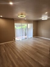 Building Photo - 513 S Post Oak Ln