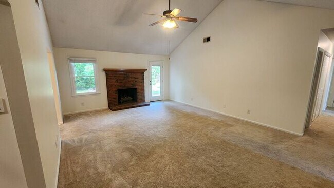 Foto del edificio - Three-bedroom Rancher in Concord!