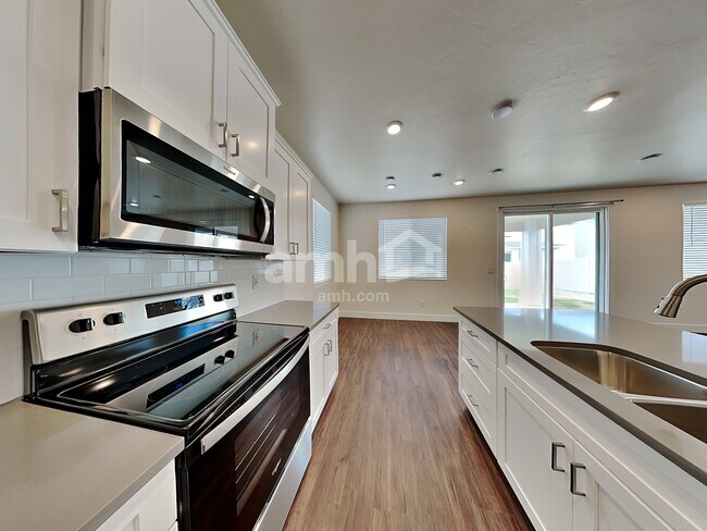 Building Photo - 4056 N Keklik Avenue