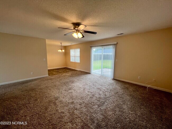 Foto del edificio - 204 Meadowlark Ln