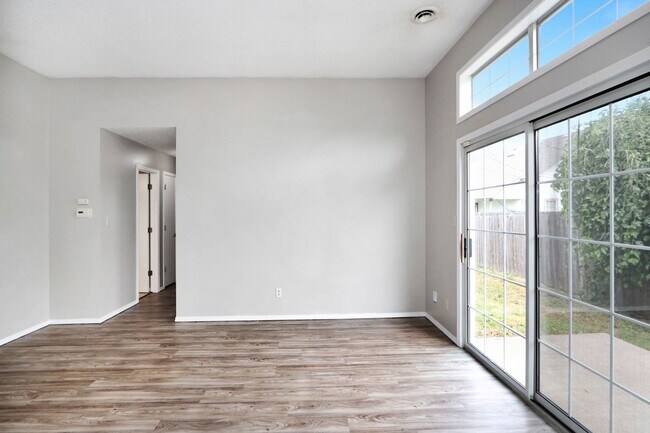 Building Photo - Three Bedroom Duplex with Neutral Color Pa...