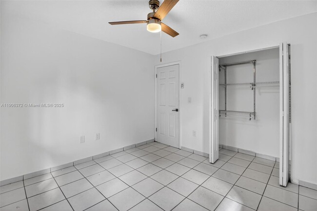 Foto del edificio - 1864 NW 28th St