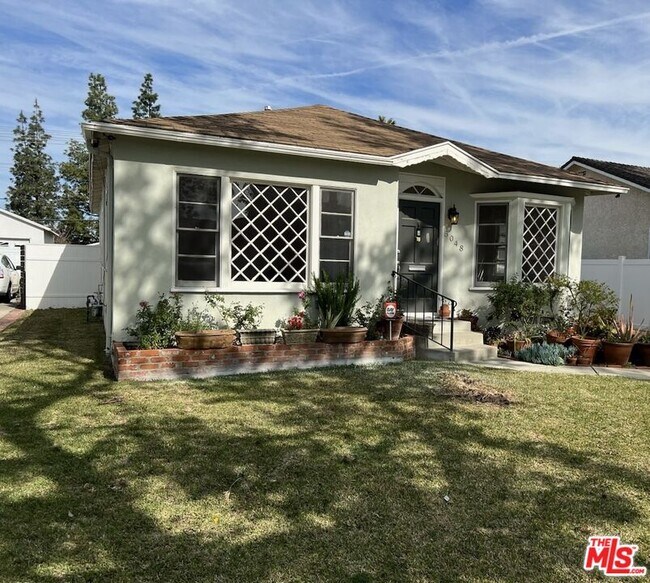 Foto del edificio - 5048 Enfield Ave