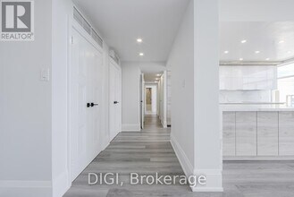 Building Photo - 400-400 Walmer Rd