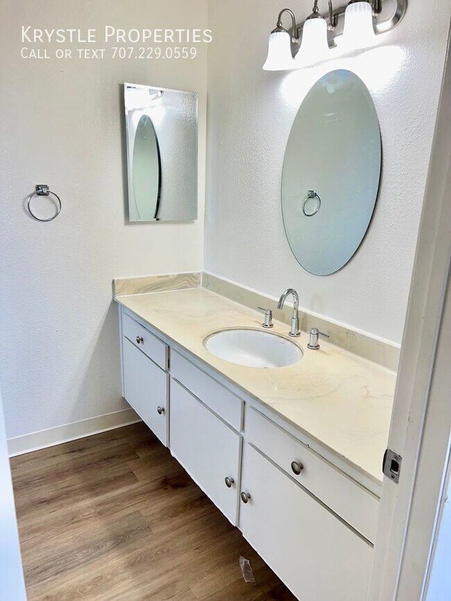 Building Photo - Beautifully updated, tri-level home, high ...