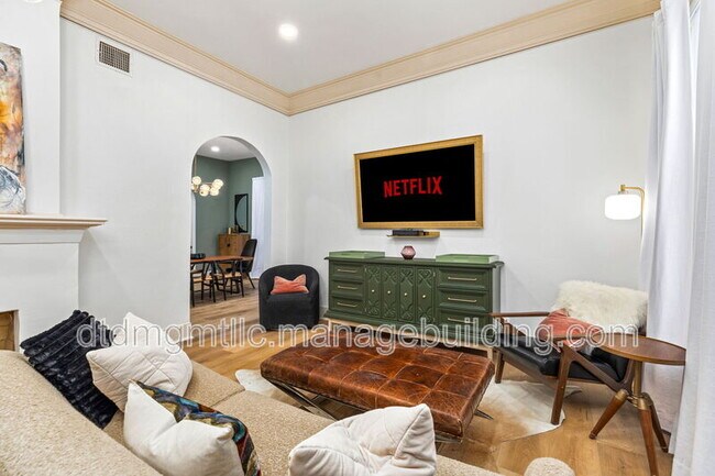 Building Photo - 110 E Craig Pl