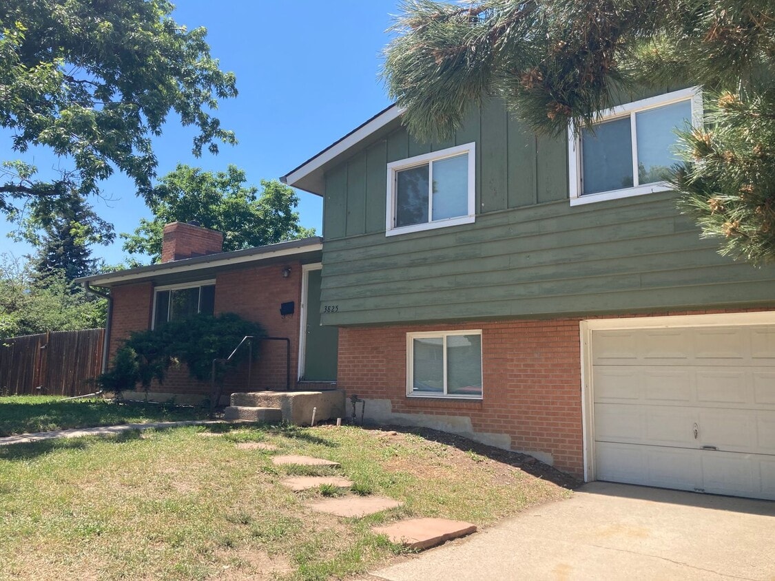 Primary Photo - Huge 5BR, large yard, fireplace, big rooms...