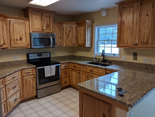 Building Photo - 4 Bedroom Home with 2 Car Garage and RV Pa...