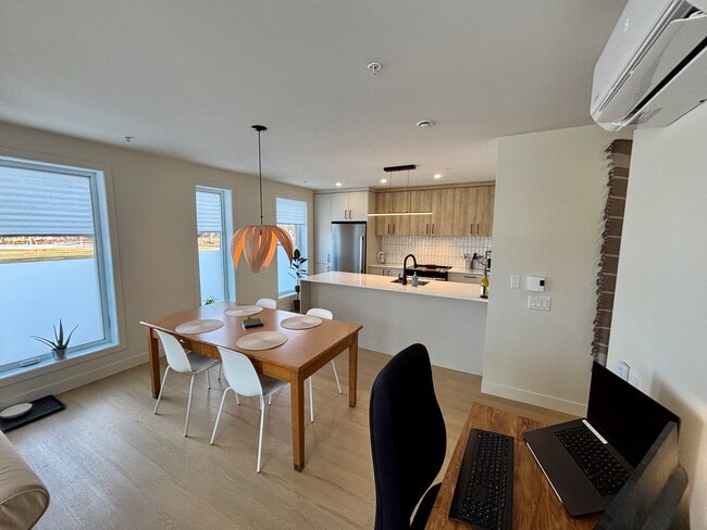 Building Photo - 860 Av De Vimy