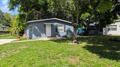 Building Photo - 1553 NW 15th Ave