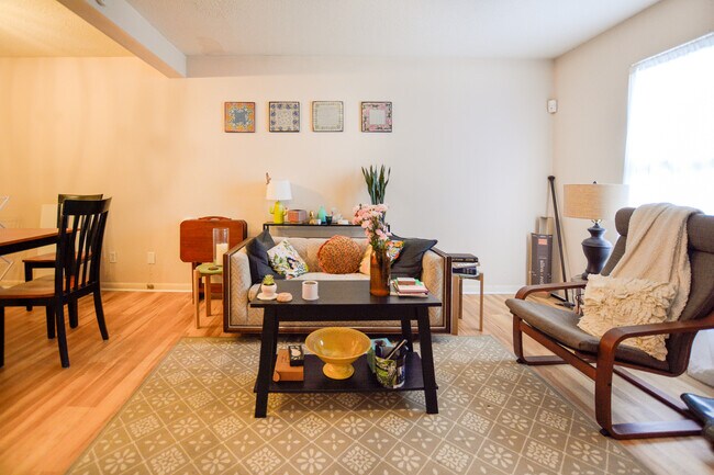 Building Photo - 2Bd/1Ba Apartment Close to MUSC and CofC