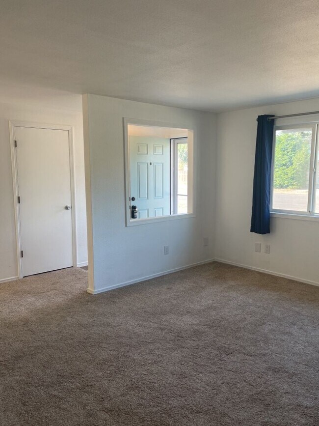 Foto del edificio - !!!COMING SOON!!! Three Bedroom Ranch in O...