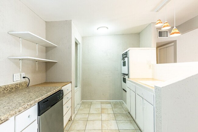 Building Photo - Stylish & Spacious Home!