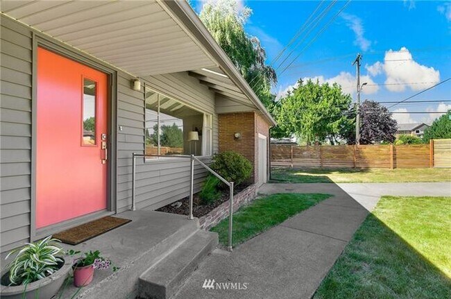 Foto del edificio - Midcentury Modern Rambler with Designer Kitchen & Spacious Fenced Yard